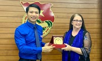 Anh Nguyễn Ngọc Lương tặng quà lưu niệm cho Bà Sharon Maree Kane tại buổi tiếp.