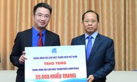 Anh Nguyễn Tường Lâm trao biển tặng 25.000 khẩu trang tới ông Chay Navuth. Ảnh: Xuân Tùng