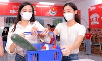Hoa hậu Đỗ Thị Hà và Lương Thùy Linh chọn đồ giúp người dân đi siêu thị 0 đồng