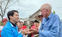Đoàn đại biểu thanh niên Việt Nam thăm, tặng quà địa phương của Cuba bị ảnh hưởng bão