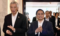 Thủ tướng Phạm Minh Chính và Thủ tướng Lý Hiển Long gặp mặt đại biểu thanh niên hai nước