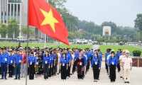 420 đại biểu Đại hội Thanh niên tiên tiến làm theo lời Bác báo công, viếng Lăng Chủ tịch Hồ Chí Minh