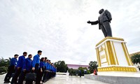 Đoàn đại biểu thanh niên Việt Nam dâng hoa tại tượng Chủ tịch Kaysone Phomvihane