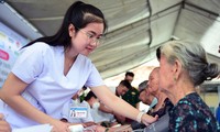 Tiền Phong Marathon 2024 đồng hành thăm khám, tư vấn chăm sóc sức khỏe cộng đồng