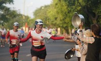 Khán giả Phú Yên mang... xoong, chảo cổ vũ runner Tiền Phong Marathon 2024
