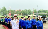 Đoàn hành trình ‘Điện Biên Phủ - Khát vọng non sông’ viếng lăng Chủ tịch Hồ Chí Minh