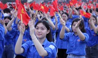 Tuổi trẻ Thái Nguyên đồng diễn dân vũ, tạo hình bản đồ Việt Nam và cờ Tổ quốc