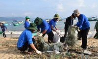 Thu gom rác thải, làm biển báo bảo vệ môi trường biển 