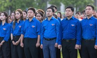 300 đoàn viên thanh niên, nghệ sĩ tề tựu tại Quảng trường Ba Đình chào cờ và hát Quốc ca