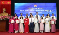 Đoàn Khối các cơ quan Trung ương tuyên dương nhà giáo trẻ tiêu biểu