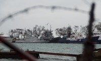 Hai tàu pháo Ukraine khi còn ở cảng Kerch. Ảnh: Reuters