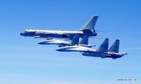 Hai máy bay Su-35 của không quân Trung Quốc đi kèm một máy bay ném bom H-6K hồi tháng 5/2018 (Tân Hoa Xã)