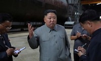 Ông Kim Jong Un tới thăm một nhà máy chế tạo tàu ngầm ở một địa điểm bí mật ngày 23/7 (KCNA)