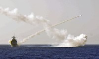 Tàu hải quân Mỹ phóng tên lửa chống hạm