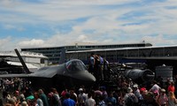 Covid-19 khiến nhiều triển lãm hàng không phải hủy bỏ. Trong ảnh: Khách tham quan Triển lãm hàng không quốc tế Farnborough ngày 16 tháng 7 năm 2016. (Ảnh của Không quân Mỹ)