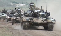 Nga bán vũ khí cho cả hai đối thủ. Trong ảnh: Xe tăng do Nga sản xuất trong quân đội Azerbaijan tham chiến
