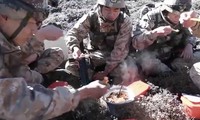 Lính Trung Quốc đóng quân trên vùng biên giới Himalaya được tiếp tế món lẩu mùa đông yêu thích bằng máy bay không người lái.