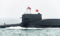 Tàu ngầm mang tên lửa đạn đạo Type 094B Jin-B tham gia cuộc duyệt binh kỷ niệm 70 năm ngày thành lập Hải quân Trung Quốc