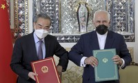 Bộ trưởng Ngoại giao Iran Mohammad Javad Zarif, bên phải, và người đồng cấp Trung Quốc Vương Nghị, chụp ảnh sau buổi lễ ký kết các văn kiện, tại Tehran, Iran, hôm 27/3. | Ebrahim Noroozi / AP
