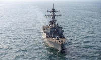 Tàu khu trục mang tên lửa dẫn đường lớp Arleigh Burke USS John Paul Jones trong cuộc tập trận hải quân Defender 21 ở Vịnh Ba Tư, ngày 24 tháng 1.