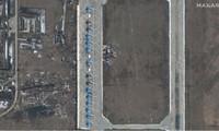 Các cường kích Su-34 tại căn cứ không quân Morozovsk của Nga, cách biên giới Ukraina khoảng 150km. (Hình ảnh: Maxar)