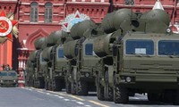 Hệ thống tên lửa đất đối không S-400 của Nga trong lễ duyệt binh Ngày Chiến thắng tại Quảng trường Đỏ ở Moscow. REUTERS / Sergei Karpukhin