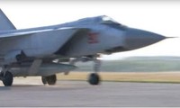 Chiếc MiG xuất hiện trong một đoạn video mang theo một tên lửa siêu vượt âm Kinzhal khổng lồ dưới bụng