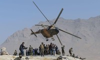 Một máy bay trực thăng Mi-17 của Không quân Afghanistan bay ngang qua các toán biệt kích trong cuộc tập trận tại Trung tâm Huấn luyện Quân sự Kabul, ngày 17 tháng 10 năm 2017. Getty Images