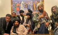 Các chiến binh Taliban ngồi vào bàn làm việc của Tổng thống Afghanistan Ashraf Ghani, người đã bỏ trốn khỏi đất nước hôm 15/8 chỉ vài giờ trước đó.