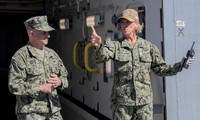 Hạm trưởng Amy N. Bauernchmidt (phải), khi còn là sĩ quan chỉ huy của tàu vận tải đổ bộ San Diego hồi năm 2019.