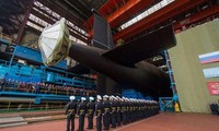 Tàu ngầm K-571 Krasnoyarsk trong lễ hạ thủy, ngày 30/7/2021. Chân vịt của tàu ngầm được che lại, ngăn các quốc gia khác biết được công nghệ triệt tiêu âm thanh nào được tích hợp.