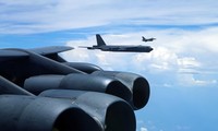 Một chiếc B-52 Stratofortress thuộc Không đoàn ném bom số 2 tại Căn cứ Không quân Barksdale, Louisiana cùng một chiếc F-16 của Không quân Indonesia ở đâu đó trên Thái Bình Dương, ngày 1 tháng 9 năm 2021. (Matthew Lotz / Lực lượng Không quân Mỹ)