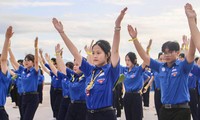 Đoàn viên thanh niên chào cờ Tôi yêu Tổ quốc tôi bên bờ biển Nha Trang 