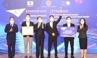 Thứ trưởng Bộ LĐ TB&XH Lê Tấn Dũng trao giải Nhất cho dự án "Gậy thông minh" cho sinh viên trường CĐ Việt - Đức (Nghệ An).