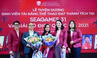 Đại diện các sinh viên, vận động viên được tuyên dương tặng hoa tri ân Ban Giám hiệu trường ĐH Kinh tế - ĐHQG Hà Nội.