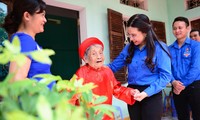 Bí thư T.Ư Đoàn thăm mẹ Việt Nam anh hùng và sinh viên tình nguyện tại Bắc Ninh