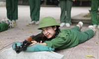 Cận cảnh nữ sinh Sư phạm bồng súng học quân sự