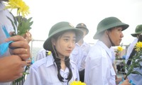 Thiêng liêng giây phút sinh viên đứng dưới mưa tưởng niệm Anh hùng liệt sĩ trên Trường Sa