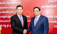 Thủ tướng Việt Nam và Campuchia giao lưu với sinh viên trường ĐH Ngoại thương