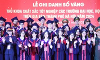 Hà Nội ghi danh sổ vàng 100 thủ khoa xuất sắc năm 2024: Tôn vinh tài năng trẻ, nâng bước phát triển Thủ đô