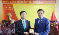 Chủ tịch T.Ư Hội Sinh viên Việt Nam tặng học bổng cho sinh viên Việt Nam đang học tập tại Nam Ninh, Trung Quốc