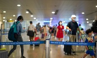 Ngày đầu kỳ nghỉ lễ, sân bay Tân Sơn Nhất đông khách nhưng không tắc