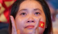 Người hâm mộ TPHCM rơi nước mắt khi đội tuyển Việt Nam suýt bại trên sân nhà