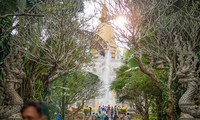 Khách thập phương du xuân tại ngôi chùa &apos;không nhang khói&apos; tuyệt đẹp ở TPHCM 