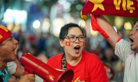Chị em quẩy tưng cổ vũ đội tuyển bóng đá nữ Việt Nam