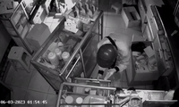 [CLIP] Cảnh trộm cắt ổ khóa chui vào tiệm thuốc tây và cửa hàng xổ số
