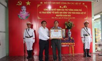 Cha liệt sĩ Nguyễn Xuân Hào nhận bằng ‘Tổ quốc ghi công’ cho con
