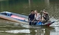 Thanh niên lao xuống sông, vừa động viên vừa bơi đưa người nhảy cầu tự tử vào bờ