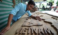 Cận cảnh tác phẩm nghệ thuật bằng gỗ lũa độc nhất vô nhị tại TPHCM