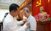  Trao huy hiệu 60 năm tuổi đảng cho cựu Bí thư tỉnh ủy Long An